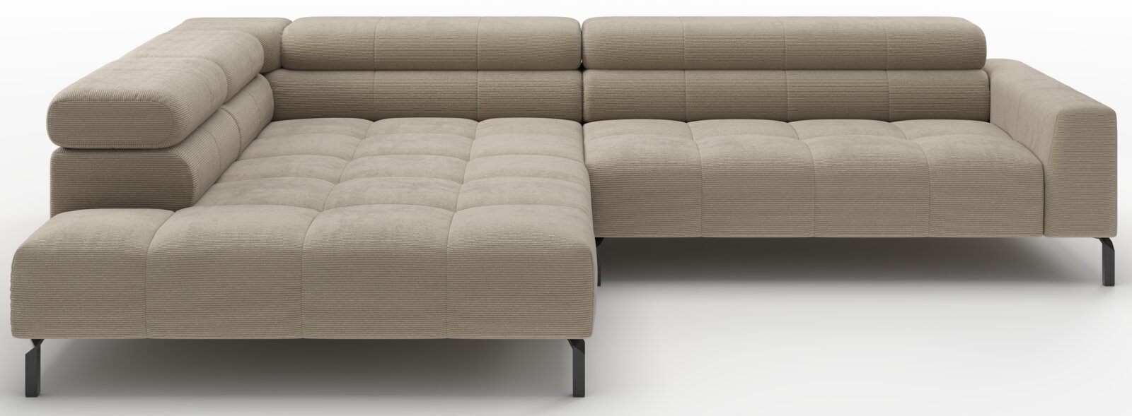 Beiges L-förmiges Ecksofa mit linksseitiger Ottomane, gesteppten Sitz- und Rückenkissen, breiten Armlehnen und schwarzen Metallfüßen, Ansicht schräg von vorn.