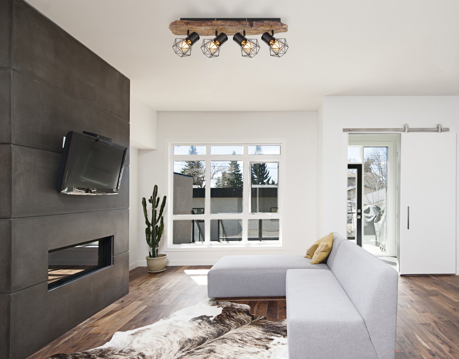 Globo Lighting Strahler PRISKA Deckenstrahler mit vier geometrischen Lampenschirmen aus schwarzem Metall, montiert auf einem Holzbalken, in einem modernen Wohnzimmer von unten betrachtet.