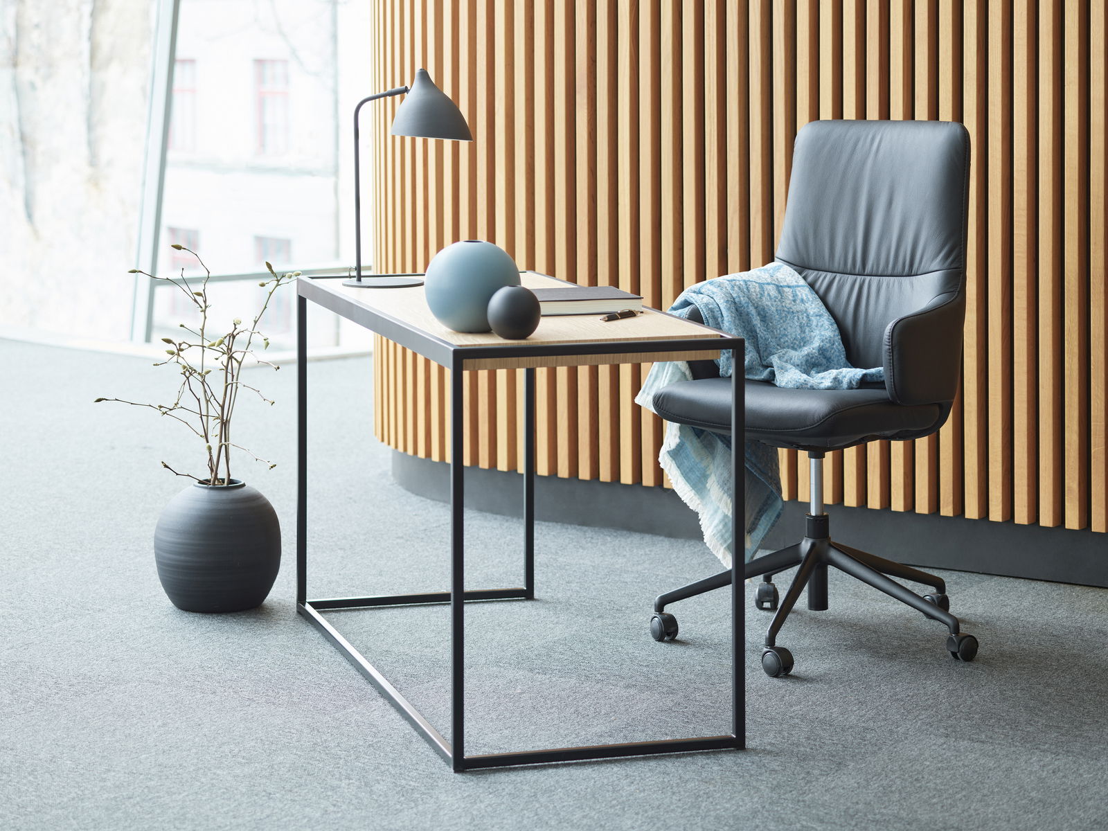 Moderner Drehstuhl in einem stilvollen Büro mit Holzvertäfelung, seitliche Perspektive