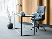 Moderner Drehstuhl in einem stilvollen Büro mit Holzvertäfelung, seitliche Perspektive