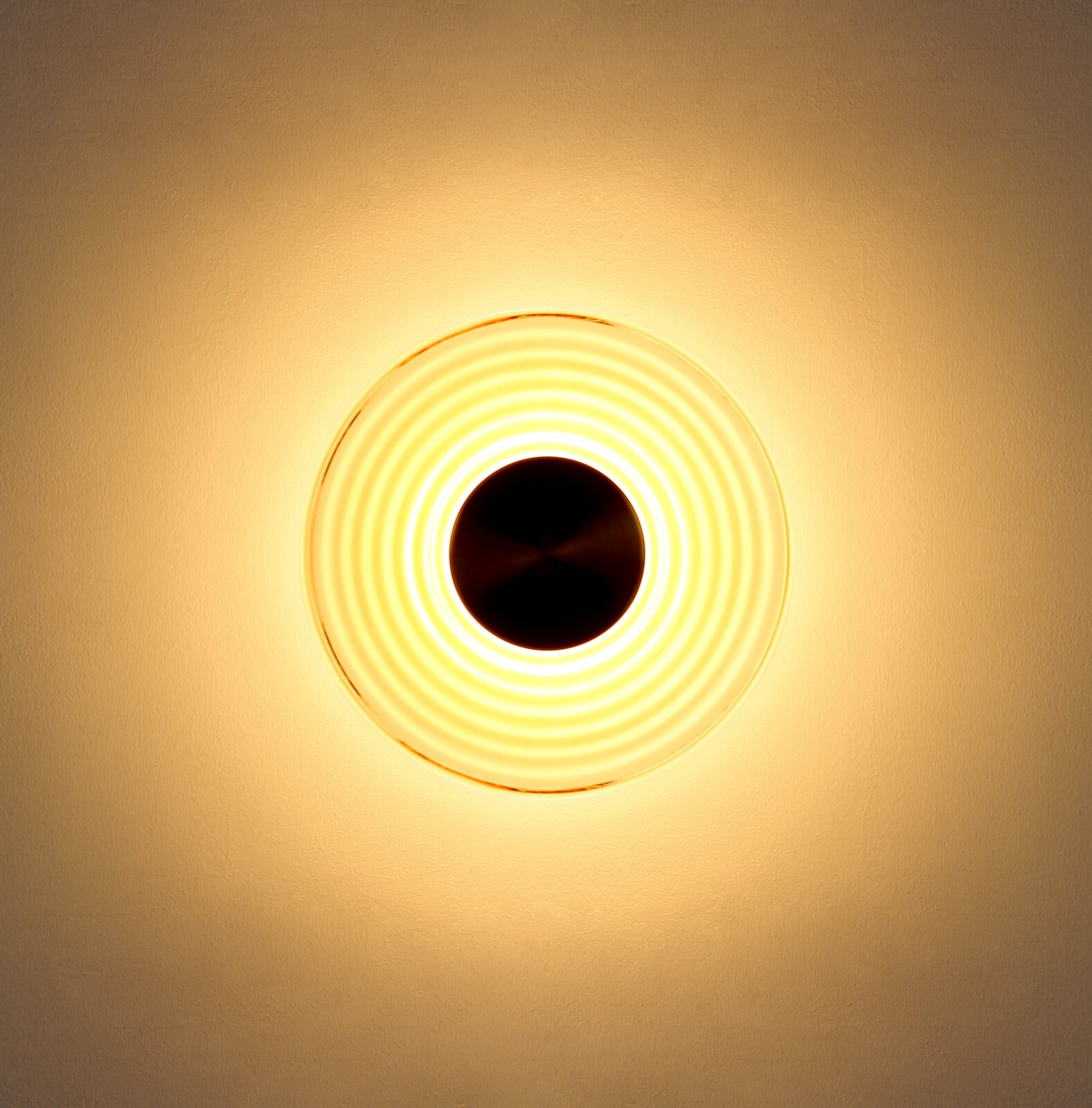 Runde Deckenleuchte mit konzentrischen Ringen und warmweißem Licht, Ansicht von unten (Untersicht)