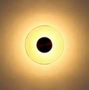Runde Deckenleuchte mit konzentrischen Ringen und warmweißem Licht, Ansicht von unten (Untersicht)