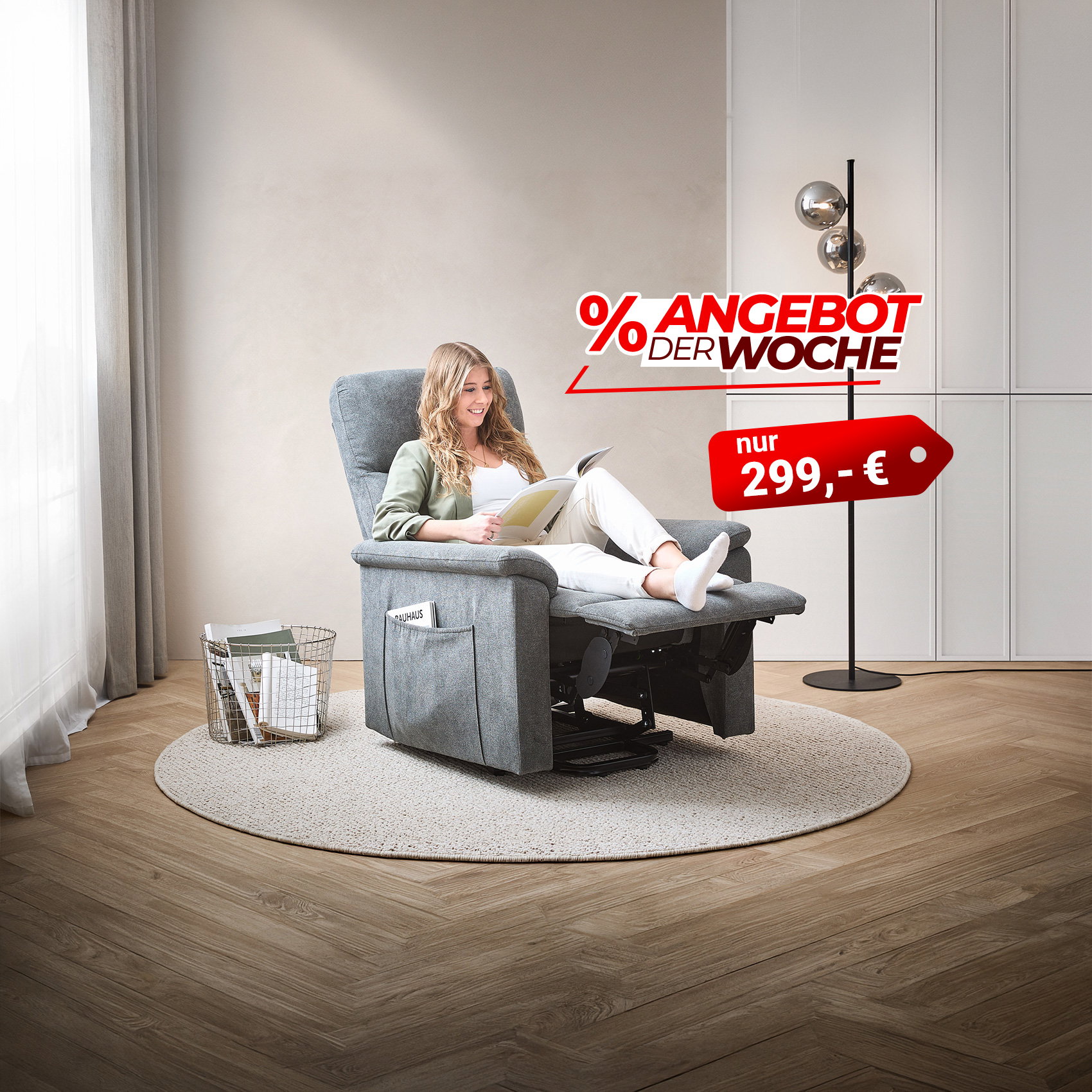 Frau liest entspannt in grauem Relaxsessel mit Fußstütze, Angebot der Woche 299 € im modernen Wohnzimmer