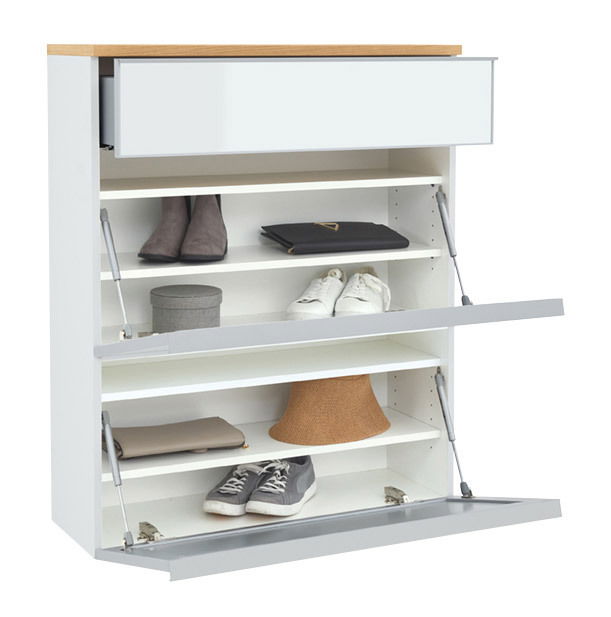 Hängeschuhschrank in Weiß mit mehreren Fächern, gefüllt mit Schuhen und Accessoires, aus frontaler Perspektive.