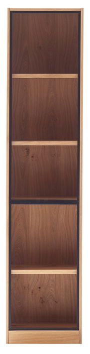 Schmales, hohes Regal aus Holz mit vier Fächern, Frontalansicht