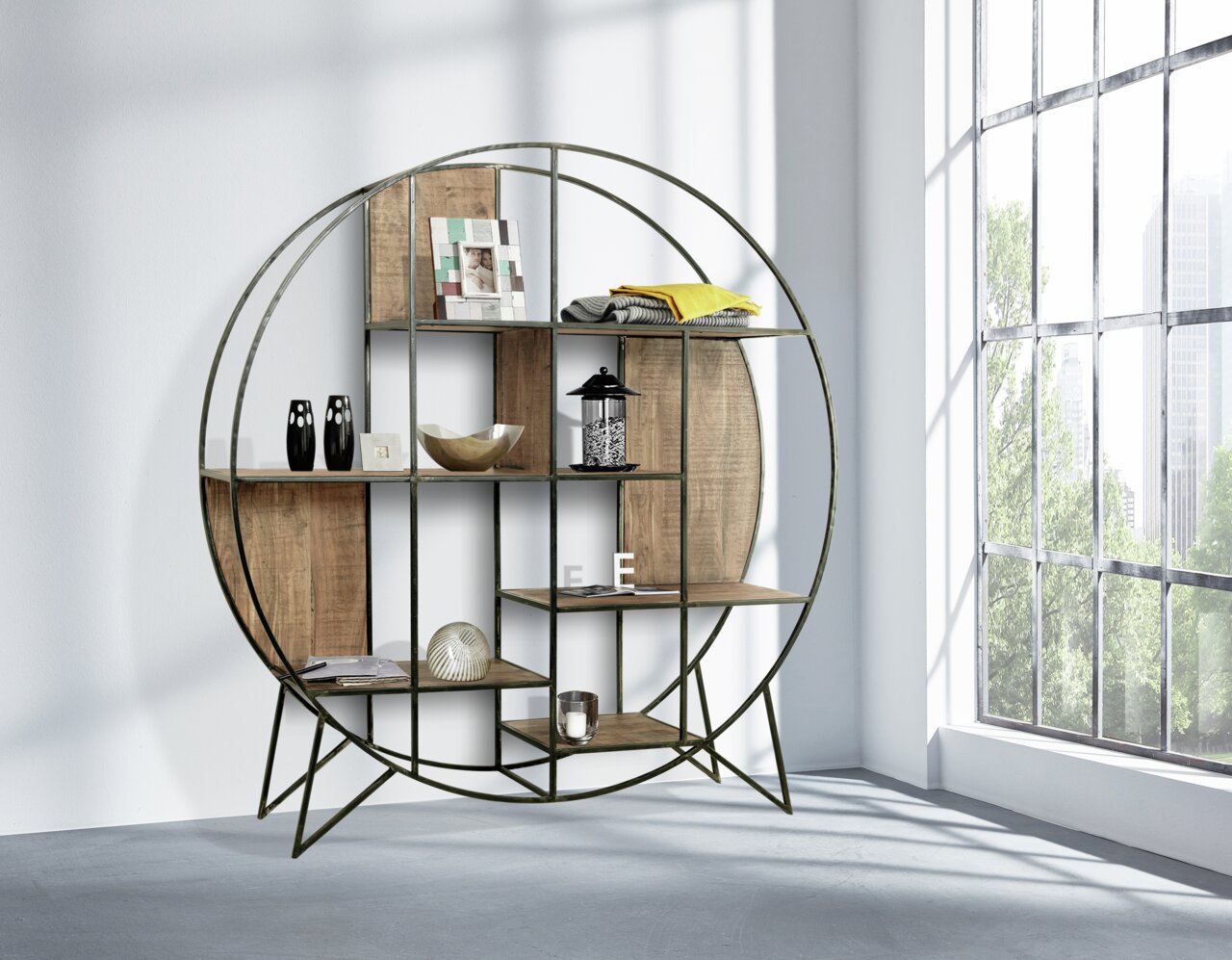 Landscape Ronde plank SPRING Ronde plank van metaal en hout, gezien vanaf de zijkant, gevuld met decoratieve voorwerpen, in een lichte ruimte met grote ramen.