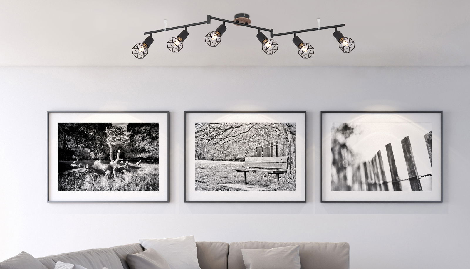 Moderne Deckenleuchte mit fünf verstellbaren Strahlern in geometrischen Käfigdesign, von unten betrachtet.