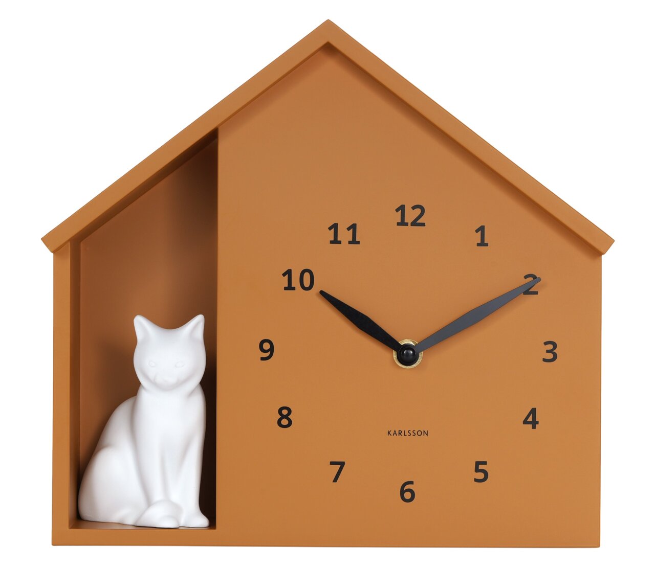 Wandklok in de vorm van een huisje met een wit kattenfiguurtje, van voren afgebeeld.