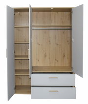 Moderner Kleiderschrank mit offenen Türen, zeigt Innenfächer, Kleiderstange und Schubladen, Frontalansicht.