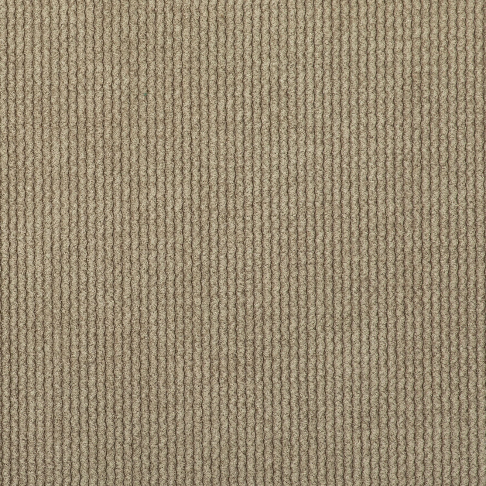 Nahaufnahme eines strukturierten, beige-braunen Stoffes mit vertikalen Linien.