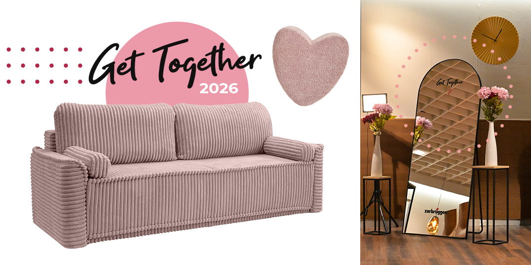 Get Together 2026 Wohntrend in Rosa mit gemütlichem Cordsofa, herzförmigem Kissen, großem Spiegel, Blumenvasen und modernen Wohnaccessoires.