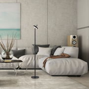 Moderne Stehleuchte in einem stilvollen Wohnzimmer, seitliche Perspektive.