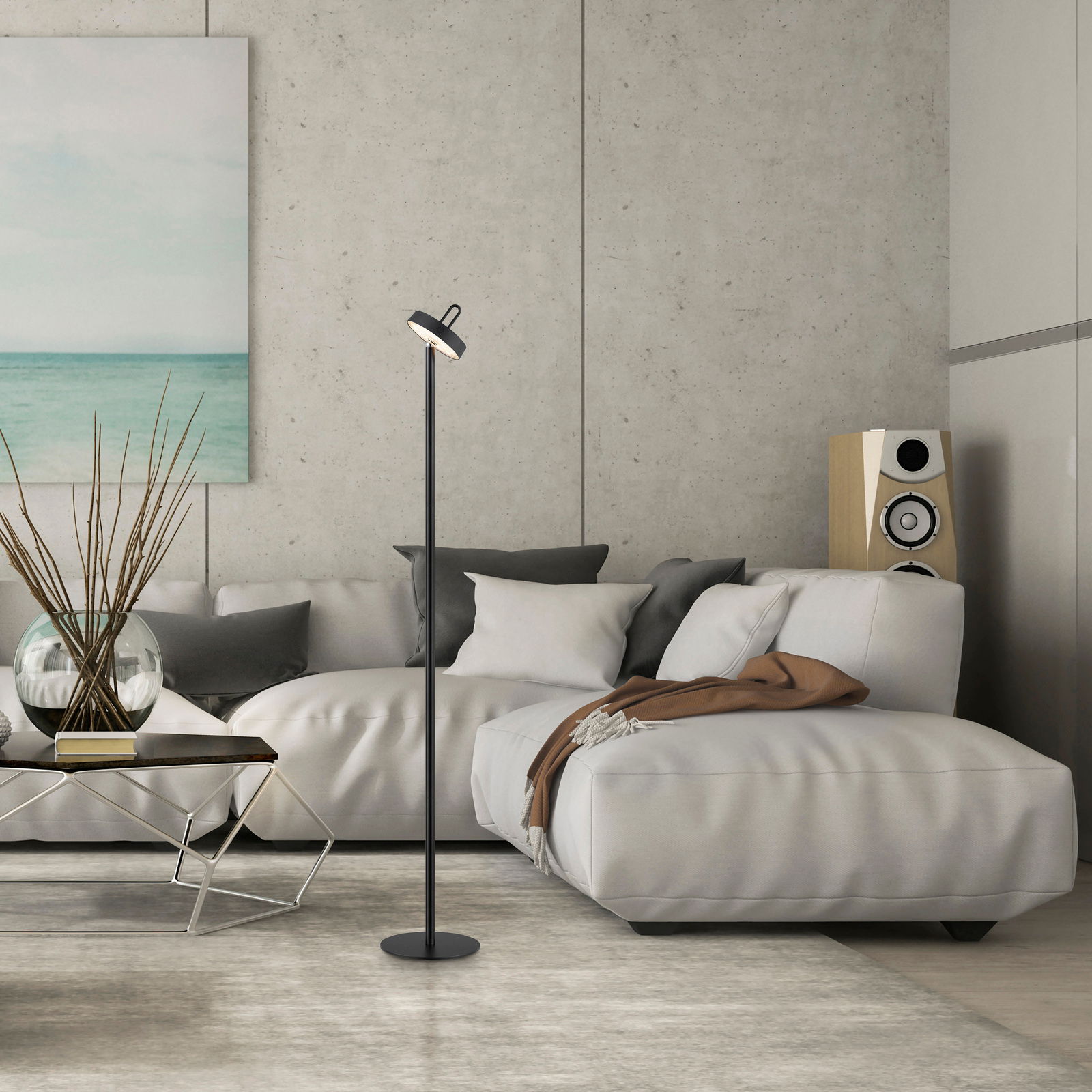 Moderne Stehleuchte in einem stilvollen Wohnzimmer, seitliche Perspektive.