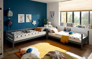 Kinderzimmer mit zwei grauen Etagenbetten in L-Form, dekoriert mit bunten Kissen und Spielzeug, Blick aus dem Fenster auf einen sonnigen Garten.