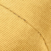 Nahaufnahme des Stoffes eines Hockers mit gerippter Textur in beige, seitliche Perspektive