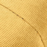 Nahaufnahme des Stoffes eines Hockers mit gerippter Textur in beige, seitliche Perspektive