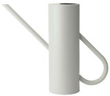 Moderne, zylindrische Blumengießkanne in sanftem Grau mit langem, schmalem Ausguss und ergonomischem Griff, seitliche Perspektive.