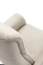 Nahaufnahme eines beigen Relaxsessels aus Leder, von oben betrachtet.
