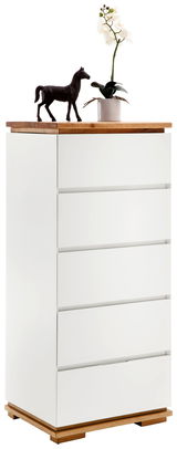 Hochkommode CHIARO in Weiß mit Holzdetails, dekoriert mit einer Orchidee und einer Pferdefigur, seitliche Perspektive