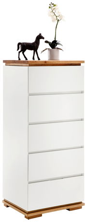 Hochkommode CHIARO in Weiß mit Holzdetails, dekoriert mit einer Orchidee und einer Pferdefigur, seitliche Perspektive