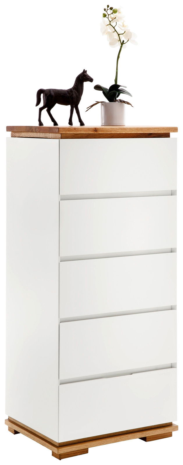 Hochkommode CHIARO in Weiß mit Holzdetails, dekoriert mit einer Orchidee und einer Pferdefigur, seitliche Perspektive