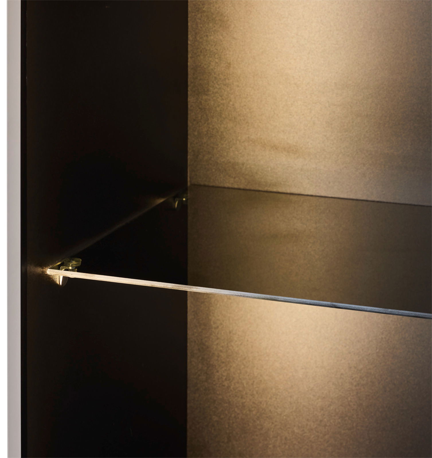 Nahaufnahme eines Highboards mit Glasregal, seitliche Perspektive