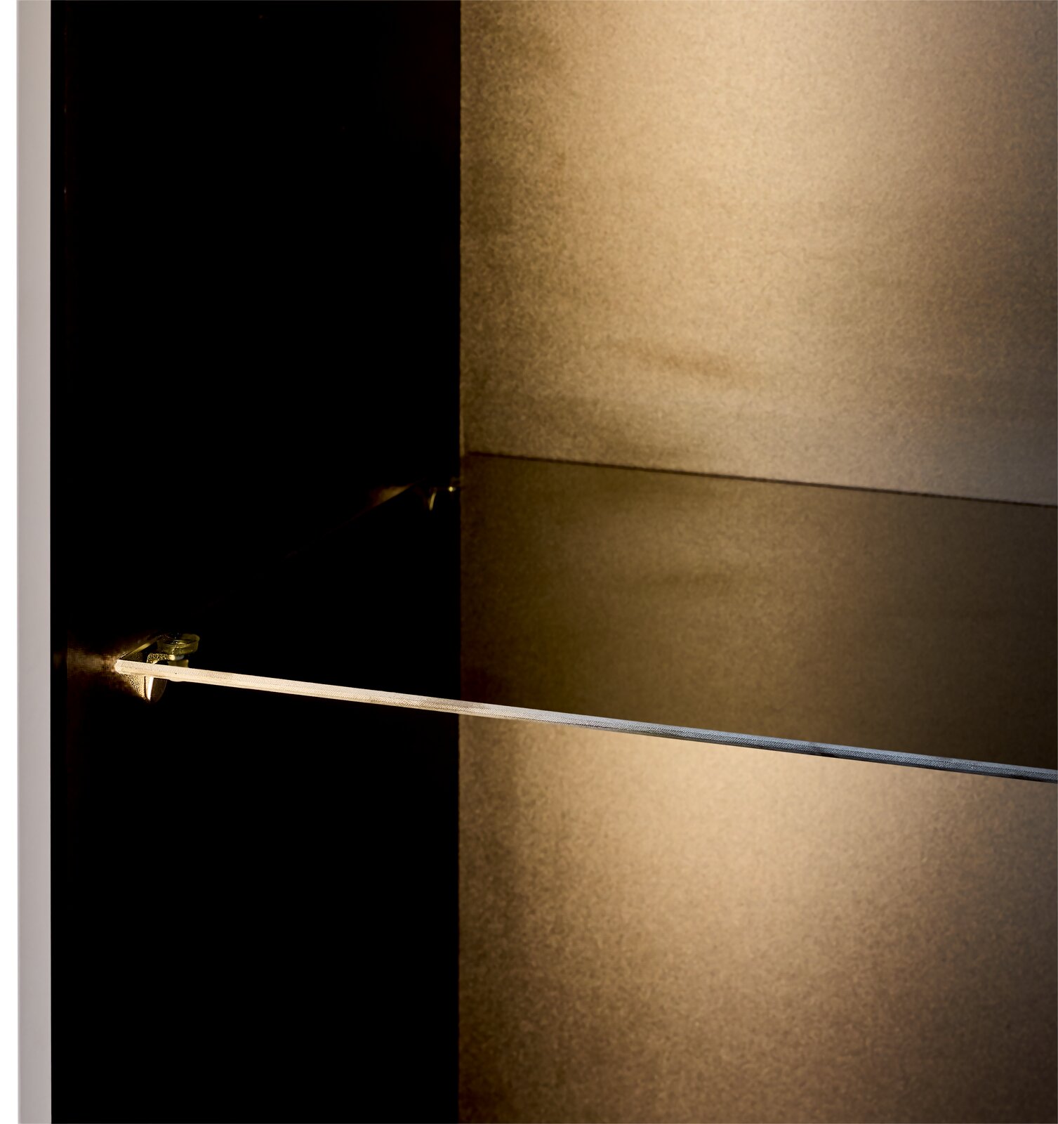 Nahaufnahme eines Highboards mit Glasregal, seitliche Perspektive