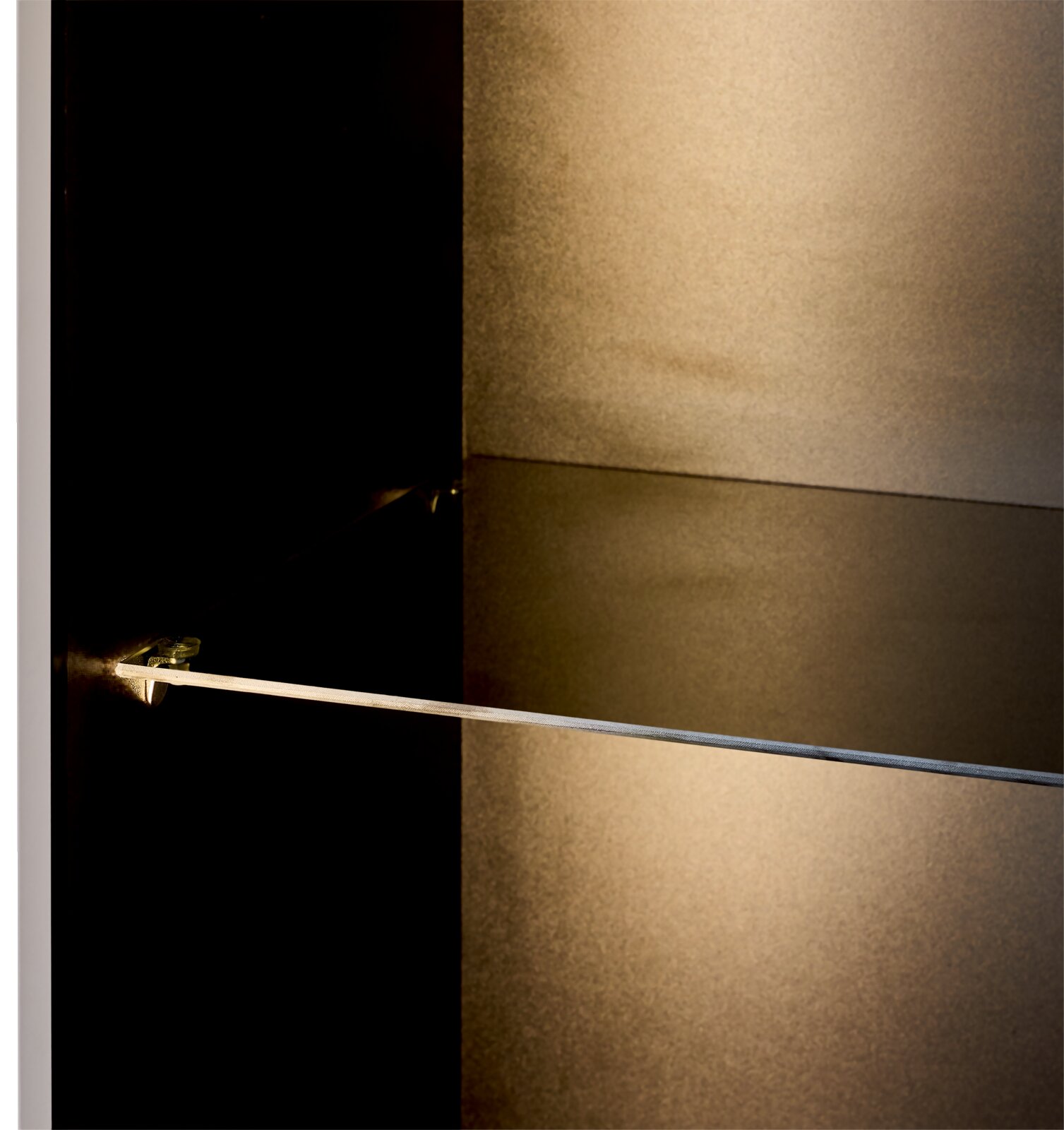 Nahaufnahme eines Highboards mit Glasregal, seitliche Perspektive