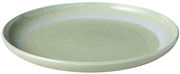 Grüner Speiseteller aus Keramik, leicht von oben fotografiert