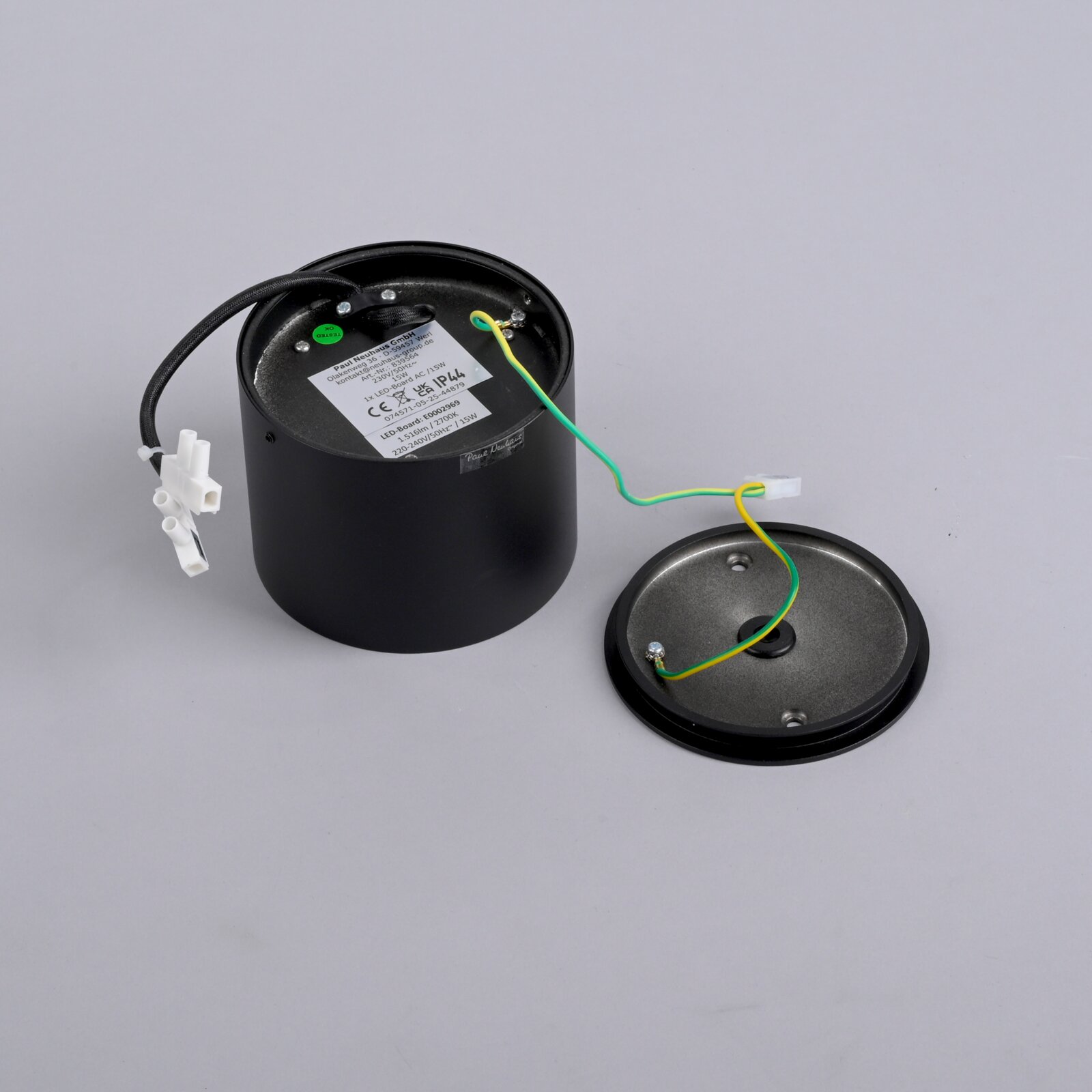 LED-Deckenleuchte PURE POINT von Neuhaus, Ansicht von oben mit abgenommener Abdeckung, zeigt Verkabelung und Anschlussdetails.