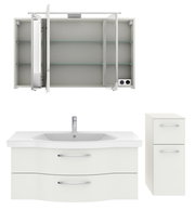 Badezimmermöbel-Set bestehend aus einem Spiegelschrank mit offenen Türen, einem Waschbeckenunterschrank mit zwei Schubladen und einem hohen Schrank mit zwei Fächern, aus der Frontansicht.