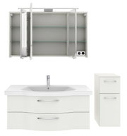 Badezimmermöbel-Set bestehend aus einem Spiegelschrank mit offenen Türen, einem Waschbeckenunterschrank mit zwei Schubladen und einem hohen Schrank mit zwei Fächern, aus der Frontansicht.