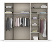 Open draaideurkast met meerdere vakken en kledingstangen, gevuld met kleding en accessoires, vooraanzicht