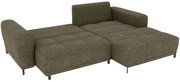 Olijfgroene, gestoffeerde hoekbank met chaise longue, gewatteerde zittingen, armleuningen en zwarte poten, vrijstaand tegen een witte achtergrond, schuin van voren bovenaf gezien.