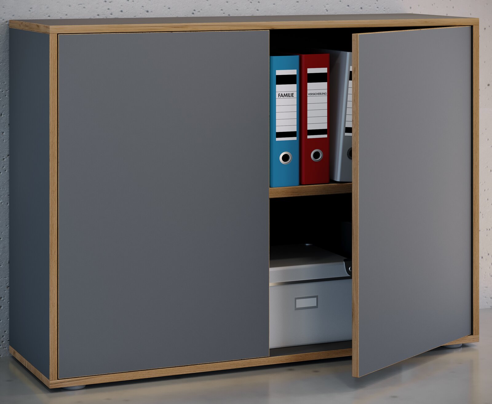 Modernes Sideboard/Aktenregal mit Holzrahmen und grauen Türen, eine Tür geöffnet mit sichtbaren Ordnern und Box im Inneren; Ansicht schräg von vorn.