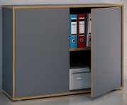 Modernes Sideboard/Aktenregal mit Holzrahmen und grauen Türen, eine Tür geöffnet mit sichtbaren Ordnern und Box im Inneren; Ansicht schräg von vorn.