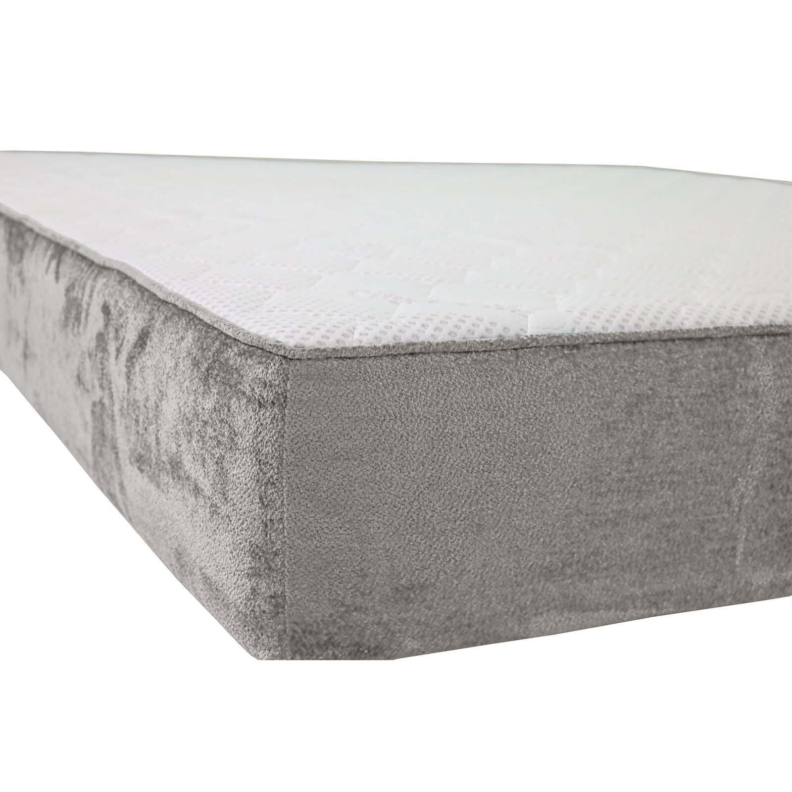 Gepolsterter, grauer Bettkasten/Boxspring-Unterbau mit weißer, gesteppter Liegefläche, fotografiert in seitlicher Perspektive von vorne links vor weißem Hintergrund