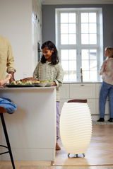 Akku-Leuchte und Lautsprecher in einem modernen Küchenumfeld, seitliche Perspektive.