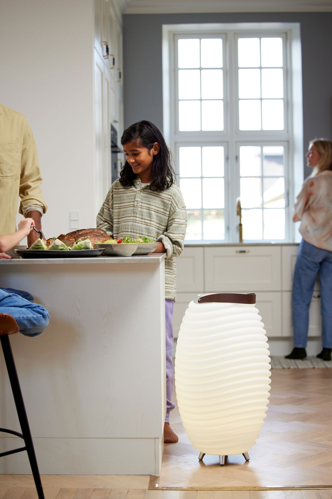 Akku-Leuchte und Lautsprecher in einem modernen Küchenumfeld, seitliche Perspektive.