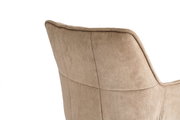 Nahaufnahme der Rückseite einer beige gepolsterten Stuhllehne mit sichtbaren Nähten, seitliche Ansicht vor weißem Hintergrund