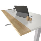 Moderner E-Schreibtisch mit Holz- und Weißoberfläche, seitliche Perspektive, mit Tablet und Tastatur.