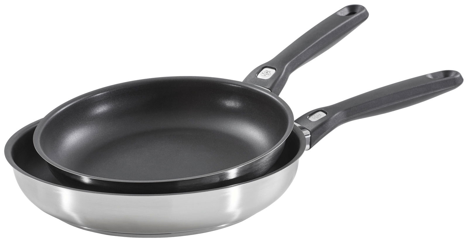 Zwei Pfannen aus Edelstahl mit Antihaftbeschichtung, gestapelt und von der Seite fotografiert.