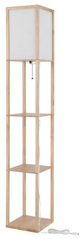 Stehleuchte TABITHA aus hellem Holz mit weißem Lampenschirm, frontal abgebildet. Integrierte Regalböden bieten zusätzlichen Stauraum.