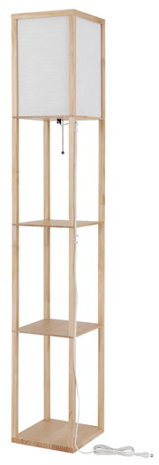 Stehleuchte TABITHA aus hellem Holz mit weißem Lampenschirm, frontal abgebildet. Integrierte Regalböden bieten zusätzlichen Stauraum.