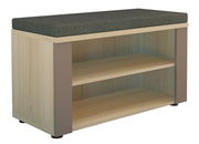 Holzbank mit grauem Polster und zwei offenen Regalfächern, seitliche Perspektive