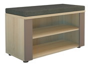 Holzbank mit grauem Polster und zwei offenen Regalfächern, seitliche Perspektive