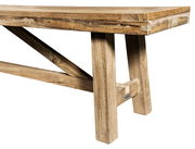 Holzgartenbank aus seitlicher Perspektive mit stabilen Beinen und natürlicher Holzmaserung