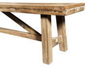 Holzgartenbank aus seitlicher Perspektive mit stabilen Beinen und natürlicher Holzmaserung