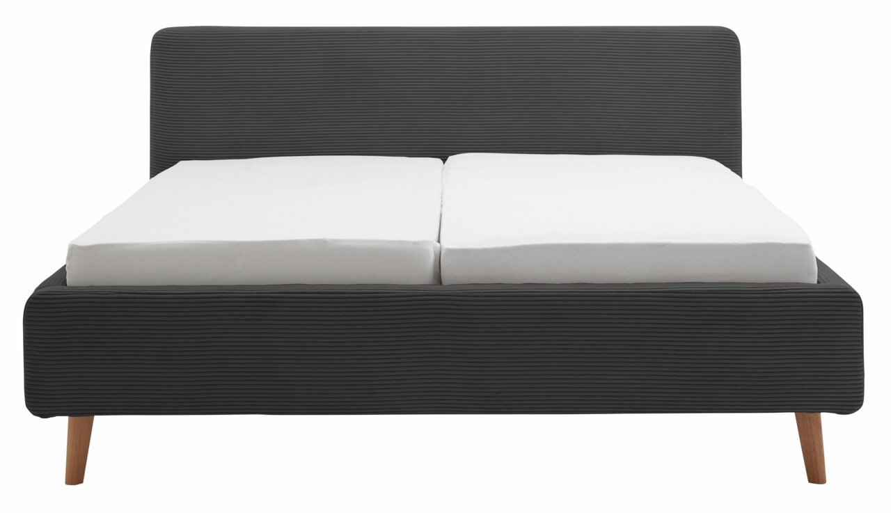 Frontale Ansicht eines modernen Polsterbettgestells mit dunklem Stoffbezug und Holzfüßen, ausgestattet mit zwei weißen Matratzen.