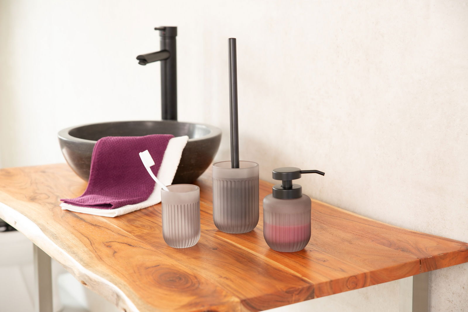 Seifenspender Vera aus mattem Glas in einem modernen Badezimmer, seitliche Perspektive